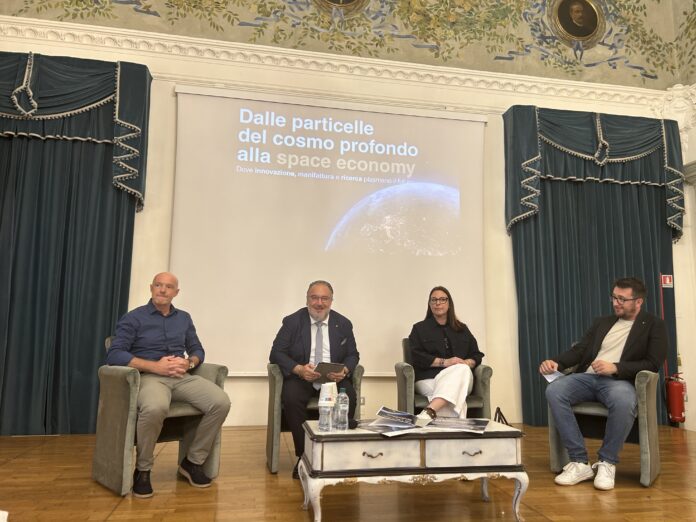 L2 Summit. Dalla Lana alla luna, la presentazione. Da sx a dx: Andrea Lanaro – CEO di Alca Technology, Luca Fabrello - COO del Distretto Scienza e Tecnologia, Curatore e Direttore di L2L Summit, Cristina Marigo - Sindaca di Schio, Davide Bogo - Presidente del raggruppamento Alto Vicentino di Confindustria L2 Summit. Dalla Lana alla luna, la presentazione. Da sx a dx: Andrea Lanaro – CEO di Alca Technology, Luca Fabrello - COO del Distretto Scienza e Tecnologia, Curatore e Direttore di L2L Summit, Cristina Marigo - Sindaca di Schio, Davide Bogo - Presidente del raggruppamento Alto Vicentino di Confindustria
