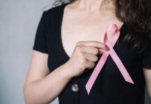 Il tumore al seno come malattia professionale: hostess vince causa storica in Francia