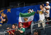 Iran, proteste fuori da stadio e ‘vecchia’ bandiera su spalti ai Mondiali