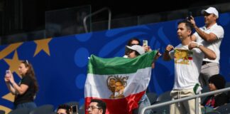 Iran, proteste fuori da stadio e ‘vecchia’ bandiera su spalti ai Mondiali