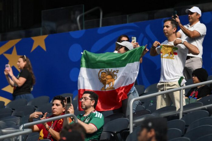 Iran, proteste fuori da stadio e ‘vecchia’ bandiera su spalti ai Mondiali