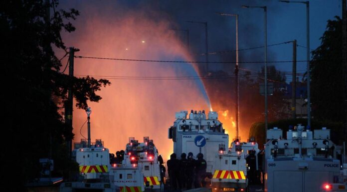 Irlanda del Nord, nuovi scontri anti-immigrati: polizia usa cannoni ad acqua vicino Belfast