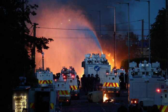 Irlanda del Nord, nuovi scontri anti-immigrati: polizia usa cannoni ad acqua vicino Belfast