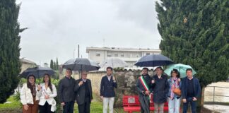 Inaugurata a Castelnovo la panchina rossa contro la violenza sulle donne: presente anche una delegazione dal Brasile Panchina rossa