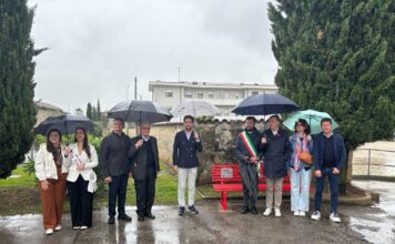 Inaugurata a Castelnovo la panchina rossa contro la violenza sulle donne: presente anche una delegazione dal Brasile Panchina rossa