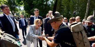Italia-Usa, governo ‘smorza’ polemica con Trump. Meloni dagli Alpini: “Un po’ di sano orgoglio nazionale”