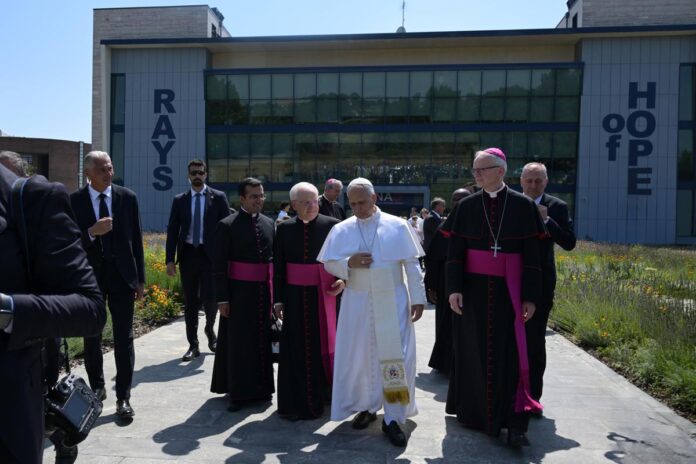 L’abbraccio di Papa Leone ai piccoli pazienti del Cnao di Pavia