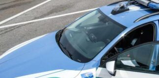 Lancia tanica di benzina su poliziotto e tenta di dargli fuoco, arrestato
