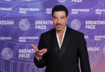 Lionel Richie ferma il concerto per un malore: “Non era in condizioni di continuare”