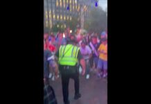 Lo show del poliziotto ai Mondiali, tifosi in delirio – Video