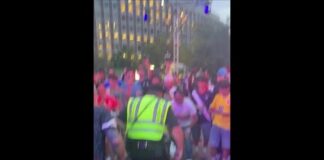 Lo show del poliziotto ai Mondiali, tifosi in delirio – Video
