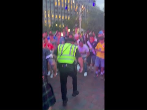 Lo show del poliziotto ai Mondiali, tifosi in delirio – Video