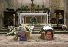 L’ultimo saluto a madre e figlio uccisi a fucilate, Camaiore si stringe nel dolore