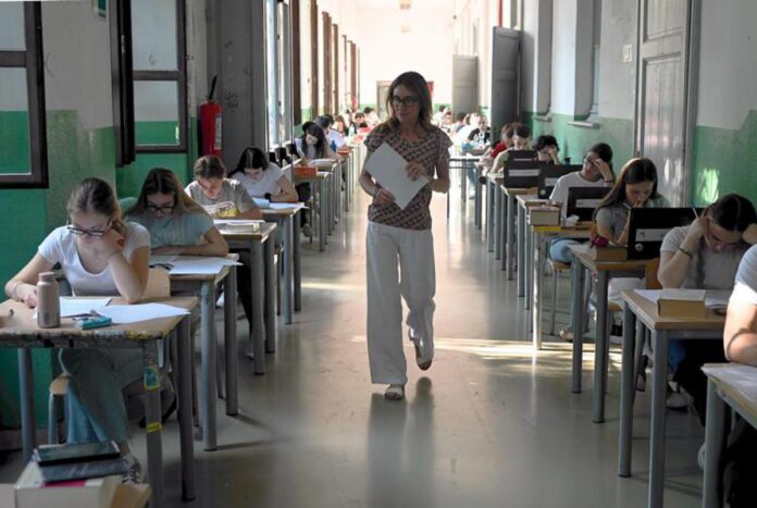 Maturità 2026, al via l’esame con la prova di italiano per 527mila studenti