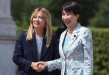 Meloni accoglie premier giapponese a Roma: l’abbraccio con Sanae Takaichi