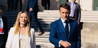 Meloni ritrova Macron, si scioglie il ‘gelo’ sotto il sole di Antibes: “Iniziativa in Libano”