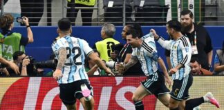 Messi segna, esulta con giornalista e lo commuove: “È la foto della mia vita”