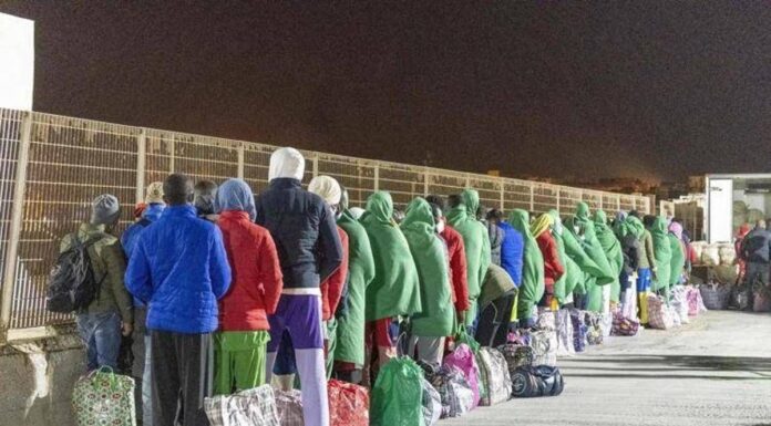 Migranti, traduceva male colloqui con richiedenti asilo: fermato interprete a Siracusa