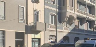 Milano, uomo trovato morto in un appartamento: ferite alla testa, ipotesi omicidio