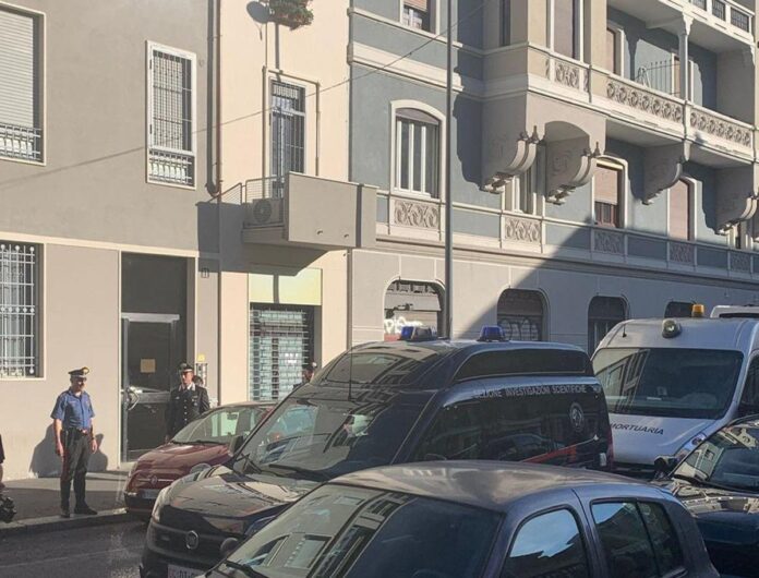 Milano, uomo trovato morto in un appartamento: ferite alla testa, ipotesi omicidio
