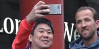 Mondiali, il selfie del ct del Giappone con Kane