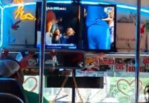 Mondiali, la trovata geniale di un autista in Messico: partite trasmesse sui bus