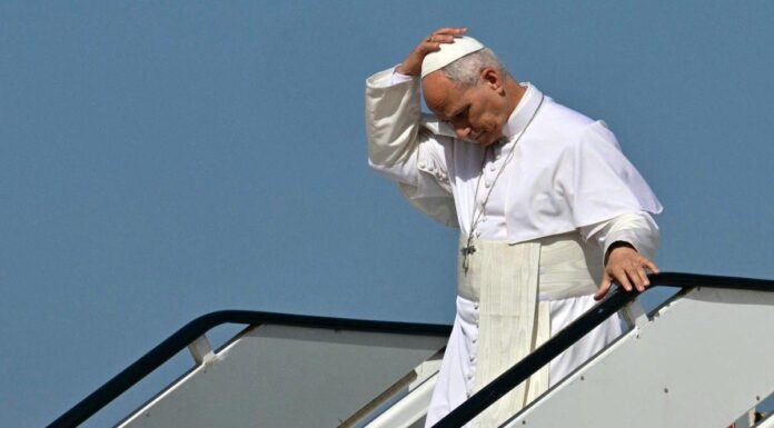 Papa Leone XIV, problema tecnico al decollo: il Pontefice scende dall’aereo