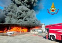 Pisa, in fiamme un capannone industriale: maxi incendio a Vicopisano