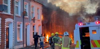 Proteste a Belfast, Elon Musk e Reform Uk cavalcano i ‘riot’: cosa sta succedendo