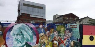 Proteste anti-migranti a Belfast, disordini e case bruciate nella notte