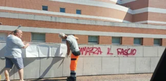 Roberto Vannacci a Vicenza: tra proteste, sala piena e messaggi al Governo Roberto Vannacci a Vicenza scritte teatro comunale