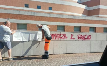 Roberto Vannacci a Vicenza: tra proteste, sala piena e messaggi al Governo Roberto Vannacci a Vicenza scritte teatro comunale