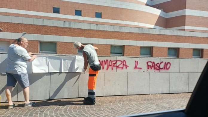 Roberto Vannacci a Vicenza scritte teatro comunale