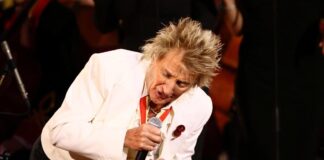 Rod Stewart, malore nel concerto e maschera per l’ossigeno sul palco