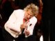 Rod Stewart, malore nel concerto e maschera per l’ossigeno sul palco