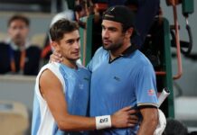 Roland Garros, Berrettini in lacrime costretto al ritiro. Arnaldi lo abbraccia, il pubblico applaude