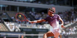 Roland Garros, paura per raccattapalle: Svajda lo colpisce, cos’è successo