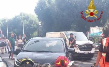 Roma, furgone tampona auto che investe due donne: ferite in modo grave