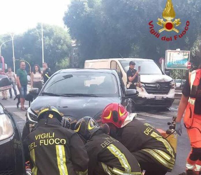 Roma, furgone tampona auto che investe due donne: ferite in modo grave