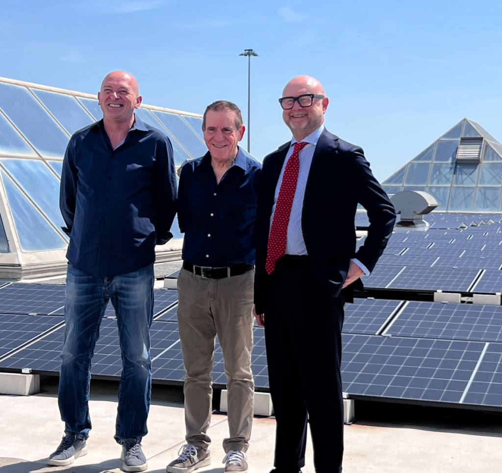 Le Piramidi Shopping District: Gianfranco Agnelli, consigliere CDA PPV Promozioni Polivalenti Venete, Antonio D’Alto, vice presidente CDA, e Giorgio dal Betto, presidente CDA (nell’ordine) con alcuni pannelli sullo sfondo