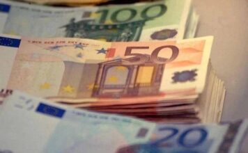 Senzatetto a Belluno, in Veneto trova 4mila euro in una valigetta e… li distribuisce ai passanti