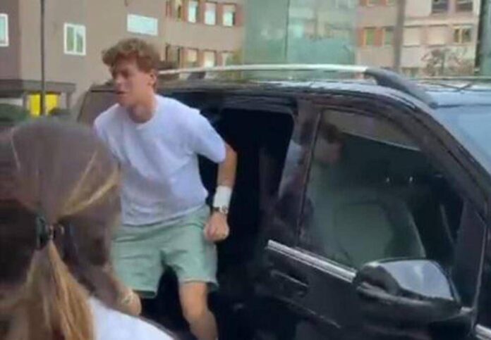 Sinner è tornato al San Raffaele di Milano, continuano i controlli dopo il malore al Roland Garros