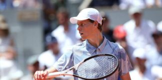 Sinner in campo prima di Wimbledon: esibizione con Cobolli e Darderi
