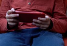 Social media, rischio uso eccessivo in estate per bambini: le raccomandazioni ai genitori