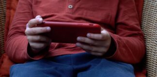 Social media, rischio uso eccessivo in estate per bambini: le raccomandazioni ai genitori