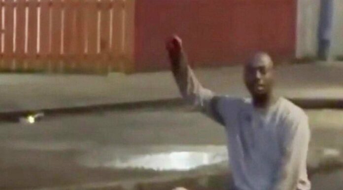 Tenta di decapitare un uomo in strada, choc a Belfast