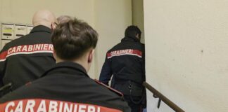 Torino, tentano furto in studio medico: carabinieri rispondono alla radio dei complici, tre arresti