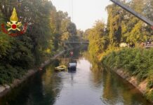 Tragedia a Senago, auto con 9 giovani a bordo finisce in un canale: tre morti