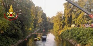 Tragedia a Senago, auto con 9 giovani a bordo finisce in un canale: tre morti