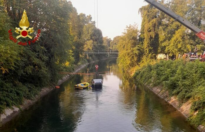 Tragedia a Senago, auto con 9 giovani a bordo finisce in un canale: tre morti